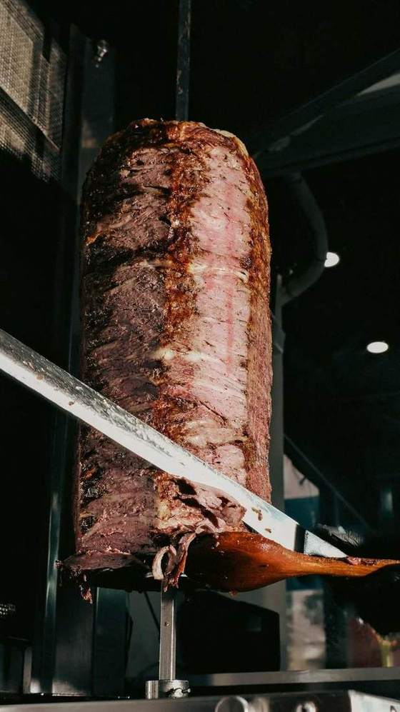 Krojenie mięsa kebab z pionowego opiekacza